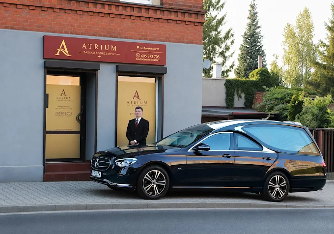 Biuro ATRIUM przy ul. Panewnickiej 96 w Katowicach, przed wejściem pracownik i karawan