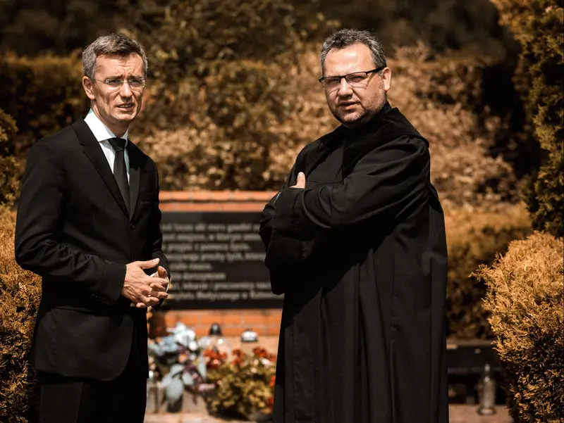 Mistrz ceremonii podczas uroczystości na cmentarzu